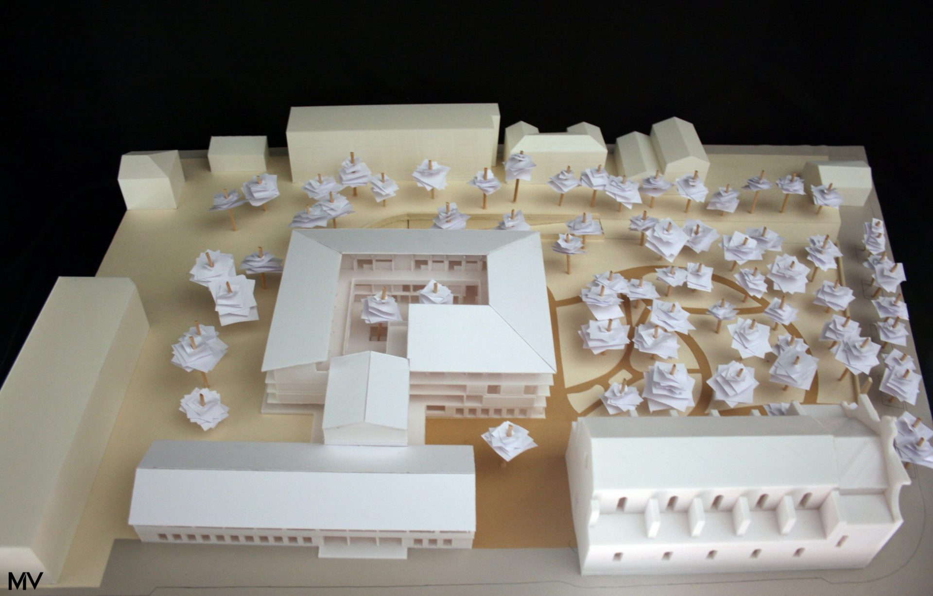 Centre social autogéré (vue 2) – Maquette réalisée dans le cadre du projet de fin d’études à l’ENSAM, imprimée en 3D par strates. Ce projet fictif propose de réhabiliter les anciennes archives départementales de l’Hérault à Montpellier en centre social autogéré, en prolongement d’un mémoire intitulé « Habiter le squat ».