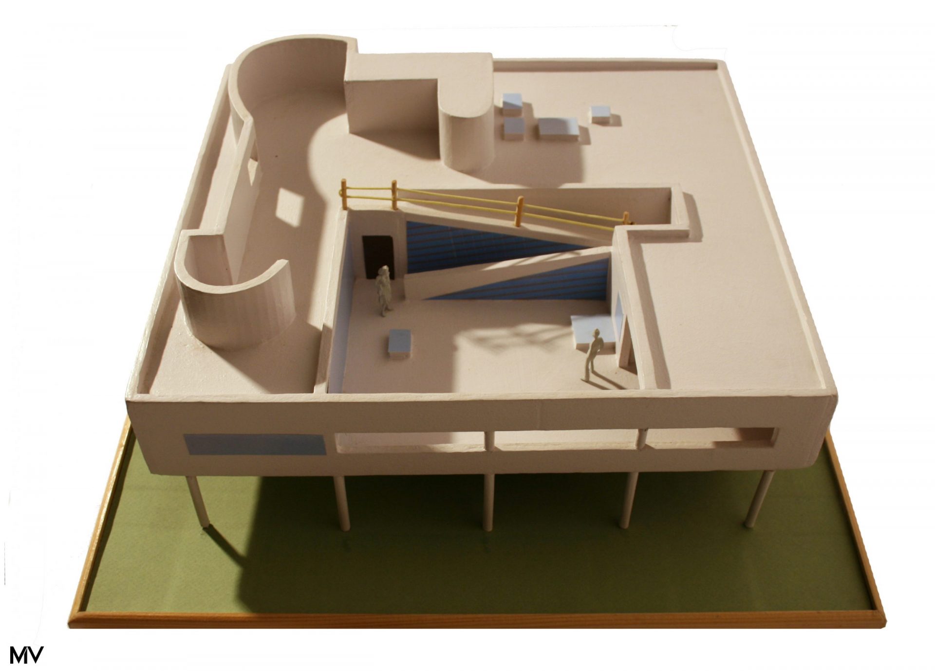 Villa Savoye – Reproduction de la Villa Savoye, réalisée en carton plume d’après les plans de Le Corbusier.
